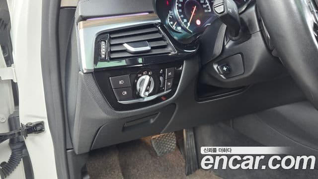 BMW 5 Series 2018 — фото 17 из 20