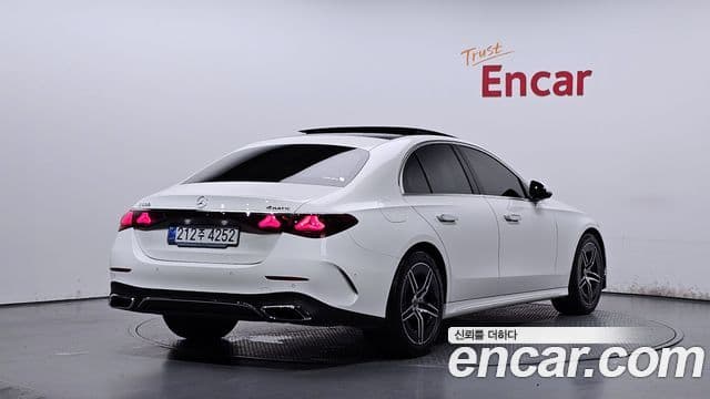Mercedes-Benz E-Class 2025 — Photo 11/36