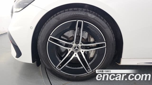 Mercedes-Benz E-Class 2025 — Photo 34/36