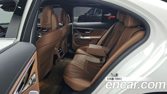 Mercedes-Benz E-Class 2025 — Photo 17/36