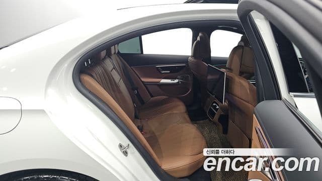Mercedes-Benz E-Class 2025 — Photo 28/36