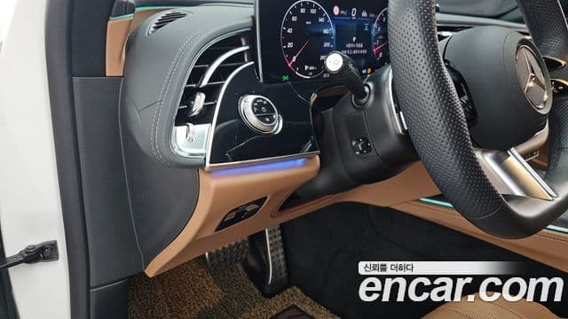 Mercedes-Benz E-Class 2025 — Photo 27/36