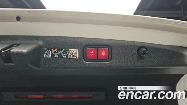 Mercedes-Benz E-Class 2025 — Photo 8/36