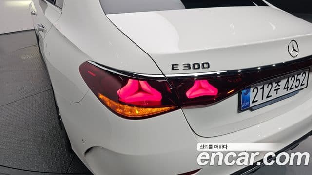 Mercedes-Benz E-Class 2025 — Photo 20/36