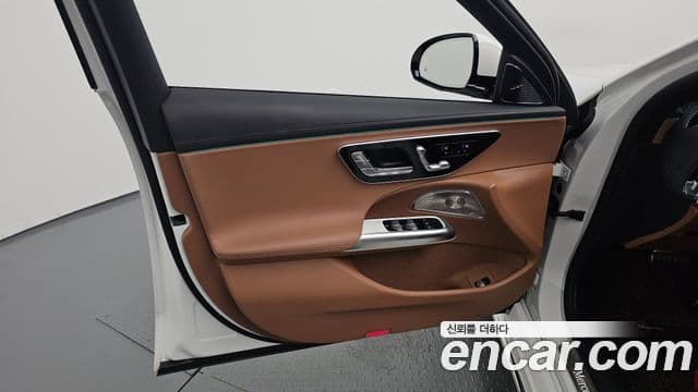 Mercedes-Benz E-Class 2025 — Photo 18/36