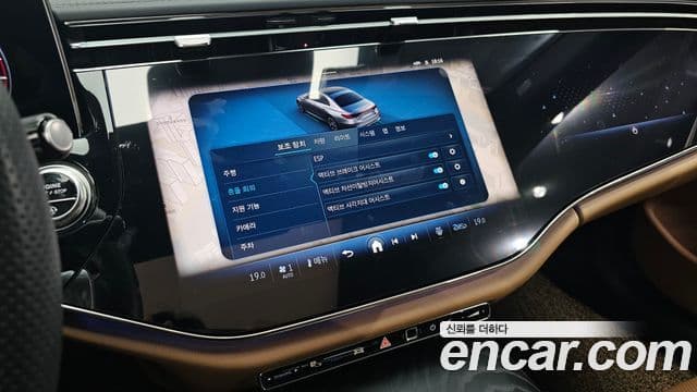 Mercedes-Benz E-Class 2025 — Photo 3/36