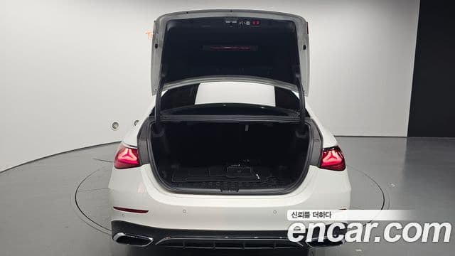 Mercedes-Benz E-Class 2025 — Photo 10/36