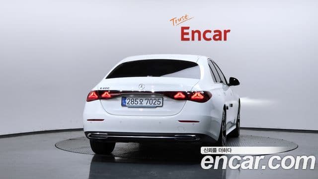 Mercedes-Benz E-Class 2024 — ფოტო 4/20