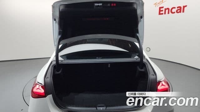 Mercedes-Benz E-Class 2024 — ფოტო 19/20