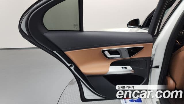 Mercedes-Benz E-Class 2024 — Photo 4/33