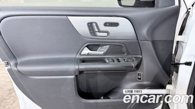 Mercedes-Benz GLB-Class 2021 — ფოტო 15/20