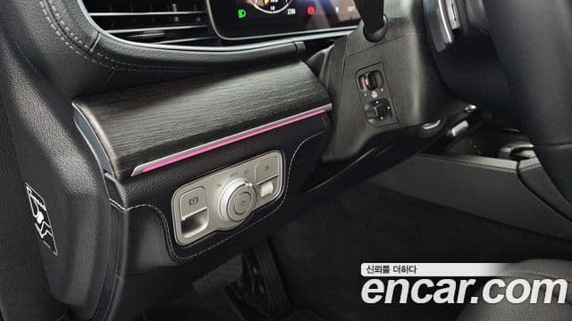 Mercedes-Benz GLE-Class 2025 — Photo 30/36