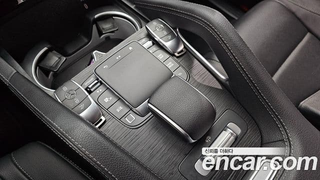 Mercedes-Benz GLE-Class 2025 — Photo 32/36