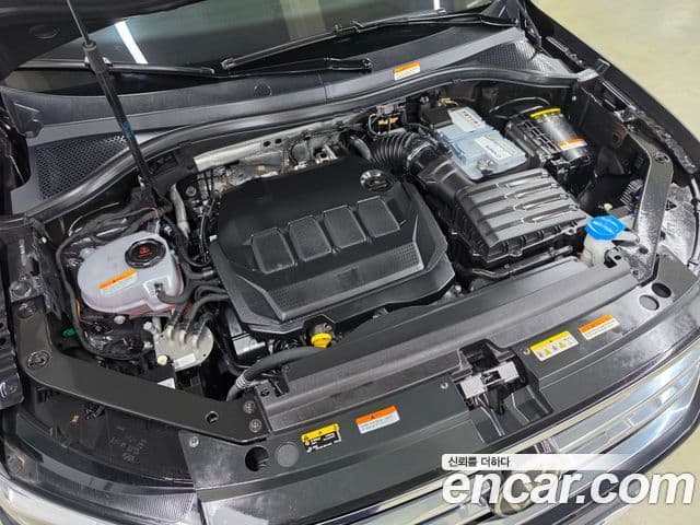 Volkswagen Tiguan 2021 — ფოტო 5/20