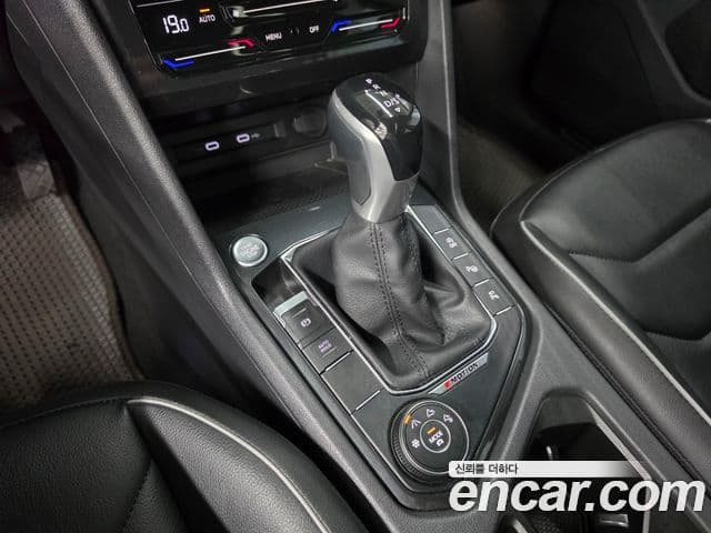Volkswagen Tiguan 2021 — ფოტო 13/20