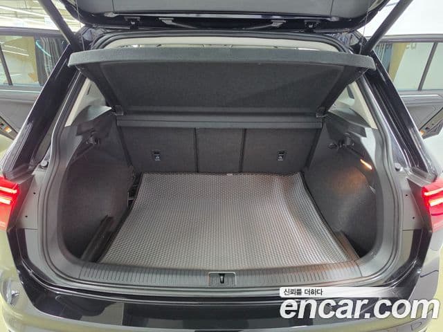 Volkswagen Tiguan 2021 — ფოტო 20/20