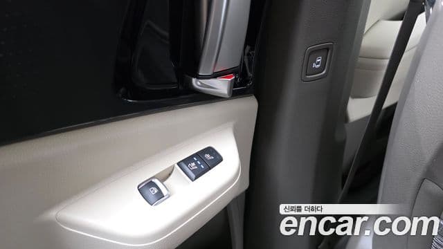 Kia Carnival 2023 — ფოტო 19/20