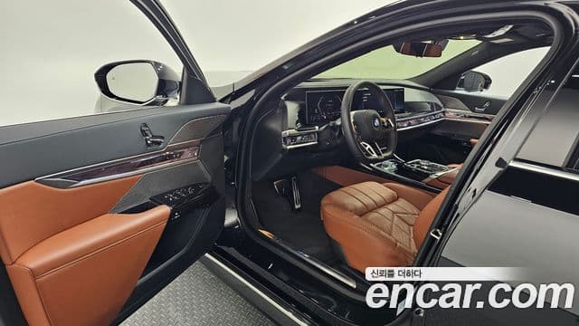 BMW 7 Series 2025 — ფოტო 8/20