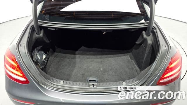 Mercedes-Benz E-Class 2019 — фото 16 из 20
