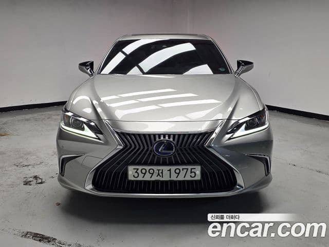 Lexus ES300h 2019 — ფოტო 13/20
