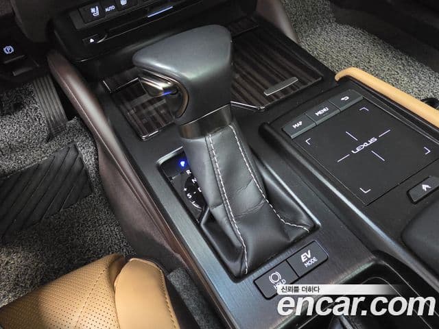 Lexus ES300h 2019 — ფოტო 19/20