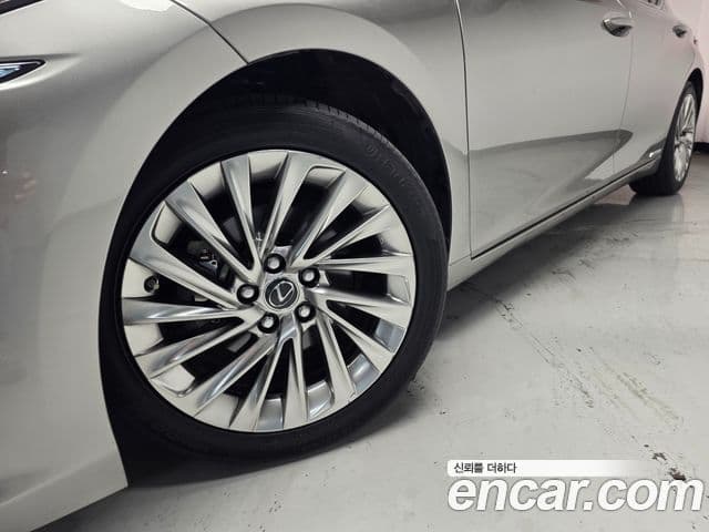 Lexus ES300h 2019 — ფოტო 12/20