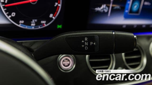 Mercedes-Benz E-Class 2020 — Фото 18/20