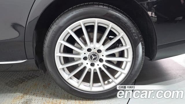 Mercedes-Benz E-Class 2020 — Photo 25/34