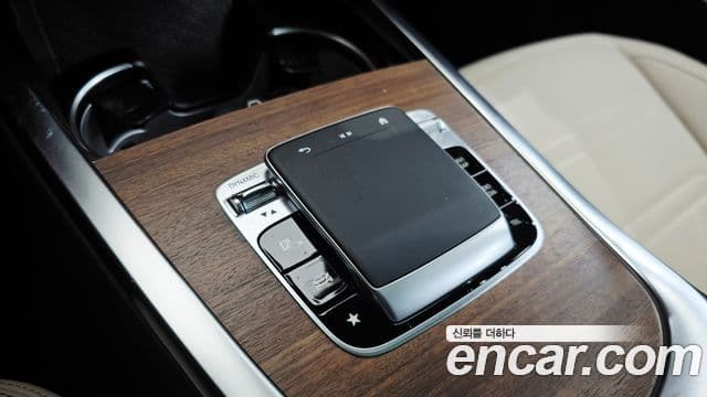 Mercedes-Benz G-Class 2024 — Photo 18/33