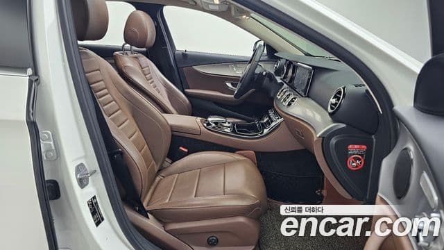 Mercedes-Benz E-Class 2018 — фото 11 из 20