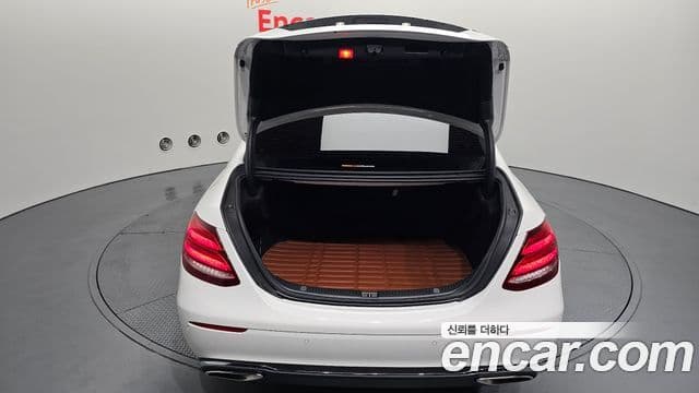 Mercedes-Benz E-Class 2018 — фото 20 из 20