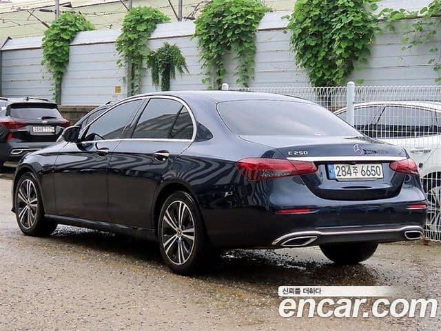 Mercedes-Benz E-Class 2021 — фото 2 из 10