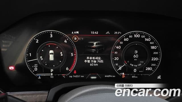 Volkswagen Touareg 2023 — ფოტო 8/20