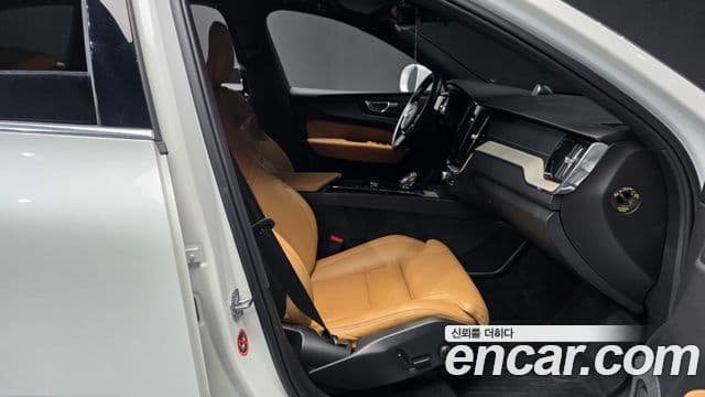 Volvo XC60 2020 — фото 11 из 20
