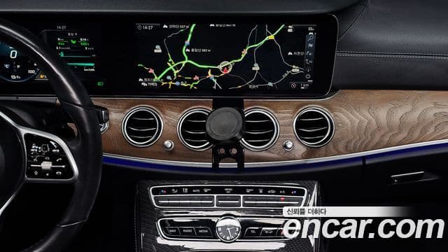 Mercedes-Benz E-Class 2019 — ფოტო 15/20