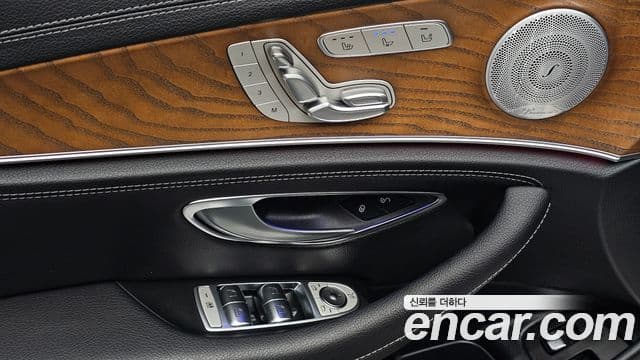 Mercedes-Benz E-Class 2019 — ფოტო 18/20