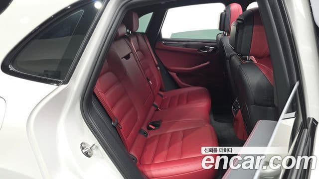 Porsche Macan 2023 — ფოტო 11/20