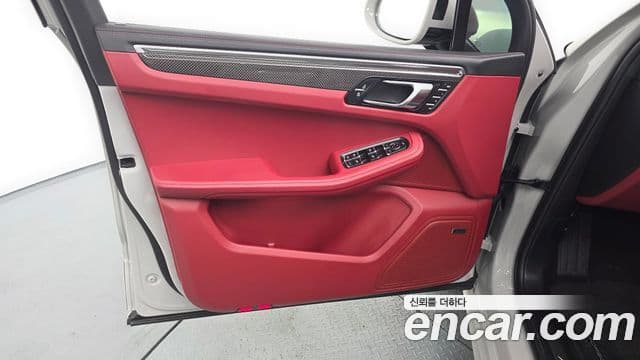 Porsche Macan 2023 — Photo 29/33