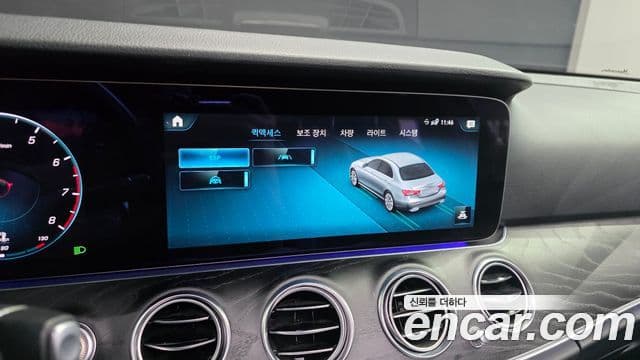 Mercedes-Benz E-Class 2022 — ფოტო 17/20