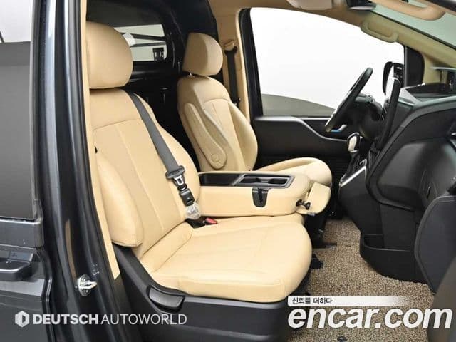 Hyundai Staria 2023 — ფოტო 8/20