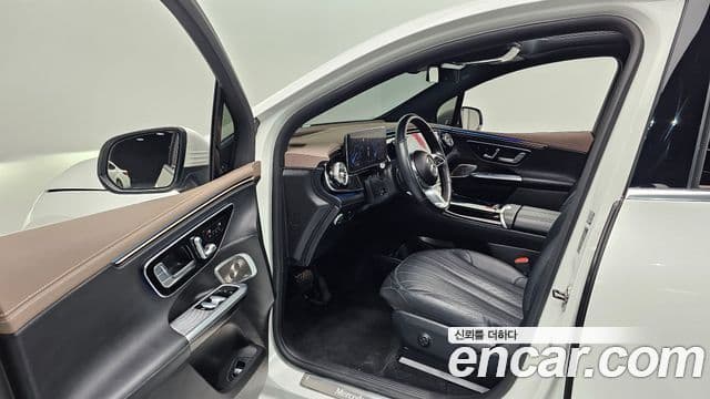Mercedes-Benz EQE SUV 2023 — ფოტო 15/20