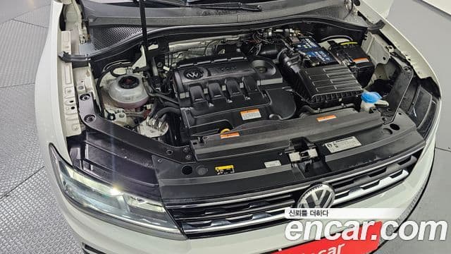 Volkswagen Tiguan 2018 — ფოტო 6/20