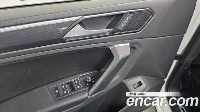 Volkswagen Tiguan 2018 — ფოტო 18/20