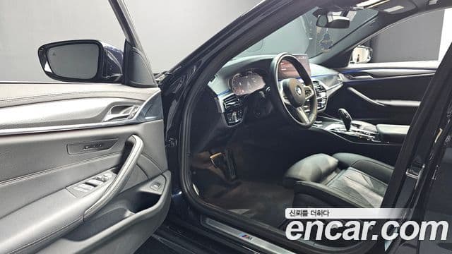 BMW 5 Series 2023 — фото 10 из 20