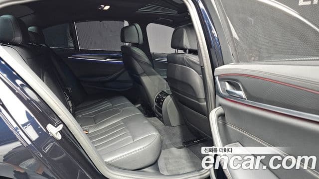 BMW 5 Series 2023 — фото 12 из 20
