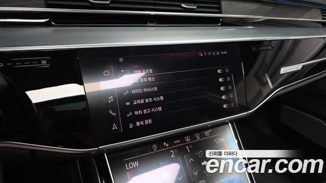 Audi A8 2023 — фото 16 из 20