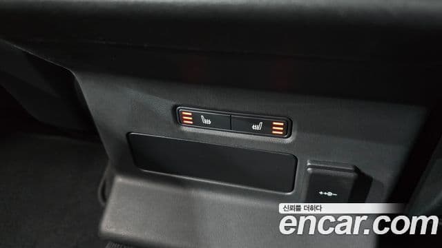 Land Rover Range Rover Velar 2023 — фото 12 из 20