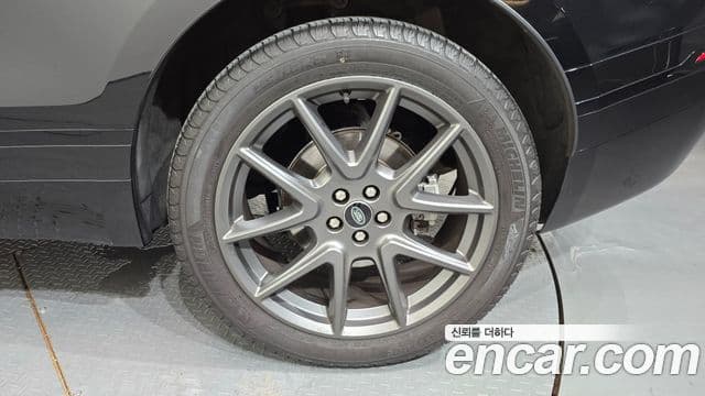 Land Rover Range Rover Velar 2023 — Photo 32/38