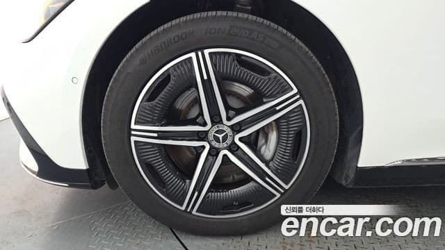 Mercedes-Benz EQE 2023 — ფოტო 24/33