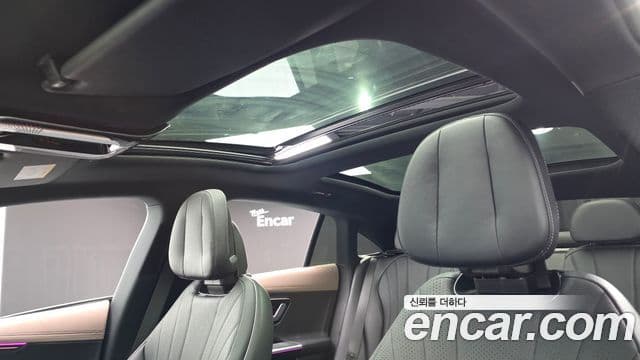 Mercedes-Benz EQE 2023 — ფოტო 19/33